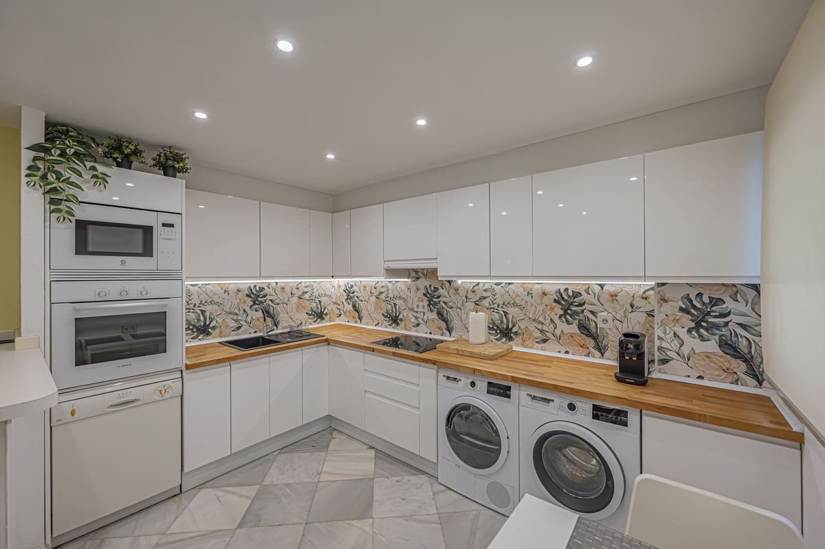 2 Zimmer Apartment zu verkaufen in Estepona mit Pool Garage - 890.000 € (Ref: 10065113)