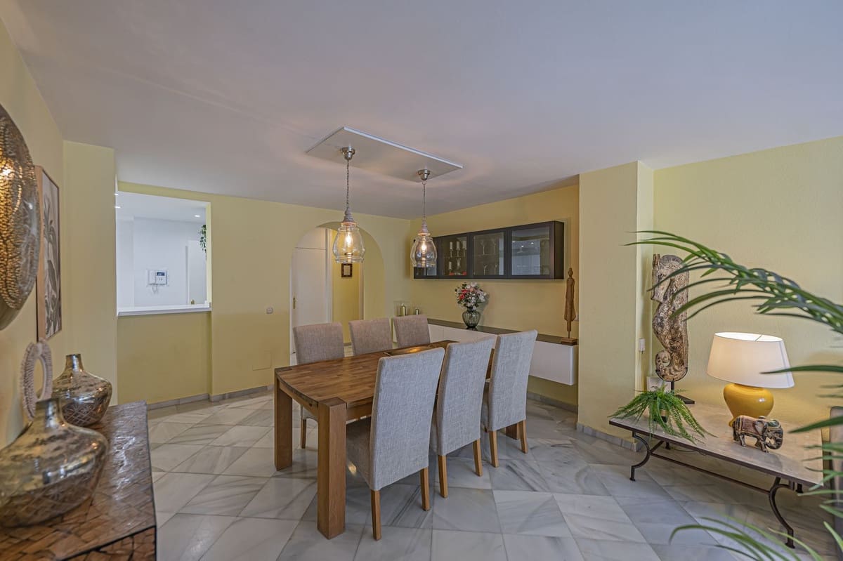 2 Zimmer Apartment zu verkaufen in Estepona mit Pool Garage - 890.000 € (Ref: 10065113)