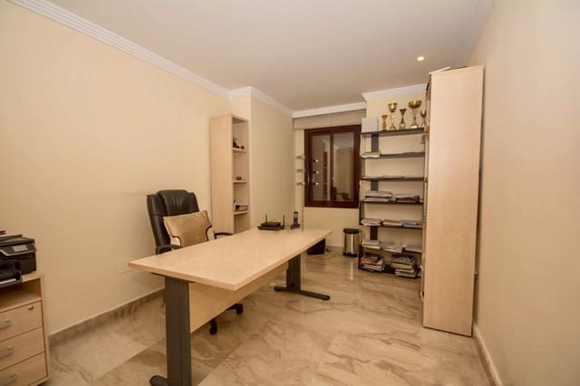 4 Zimmer Apartment zu verkaufen in New Golden Mile, Estepona mit Pool Garage - 845.000 € (Ref: 10065116)