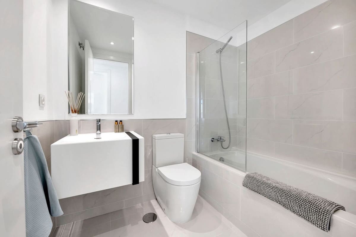 2 bedroom Apartment for sale in Estepona with pool garage - € 825,000 (Ref: 10065117)