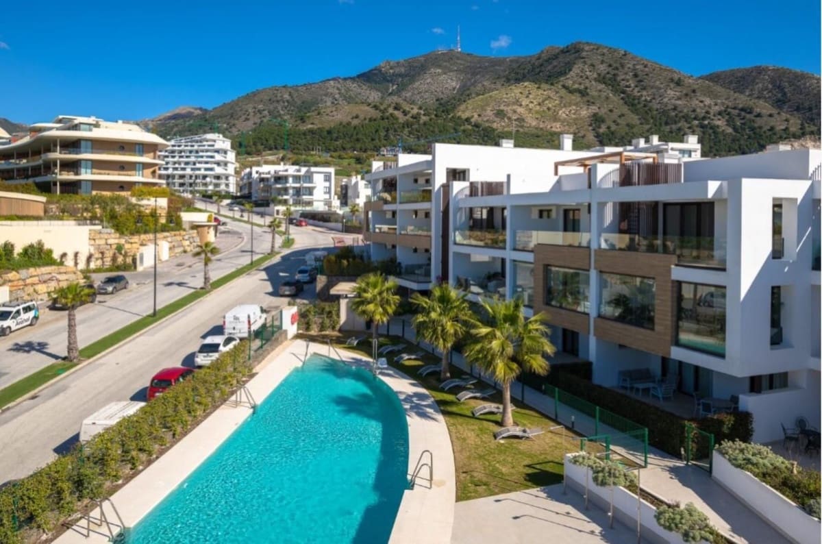 2 bedroom Apartment for sale in Fuengirola with pool garage - € 995,000 (Ref: 10073030)