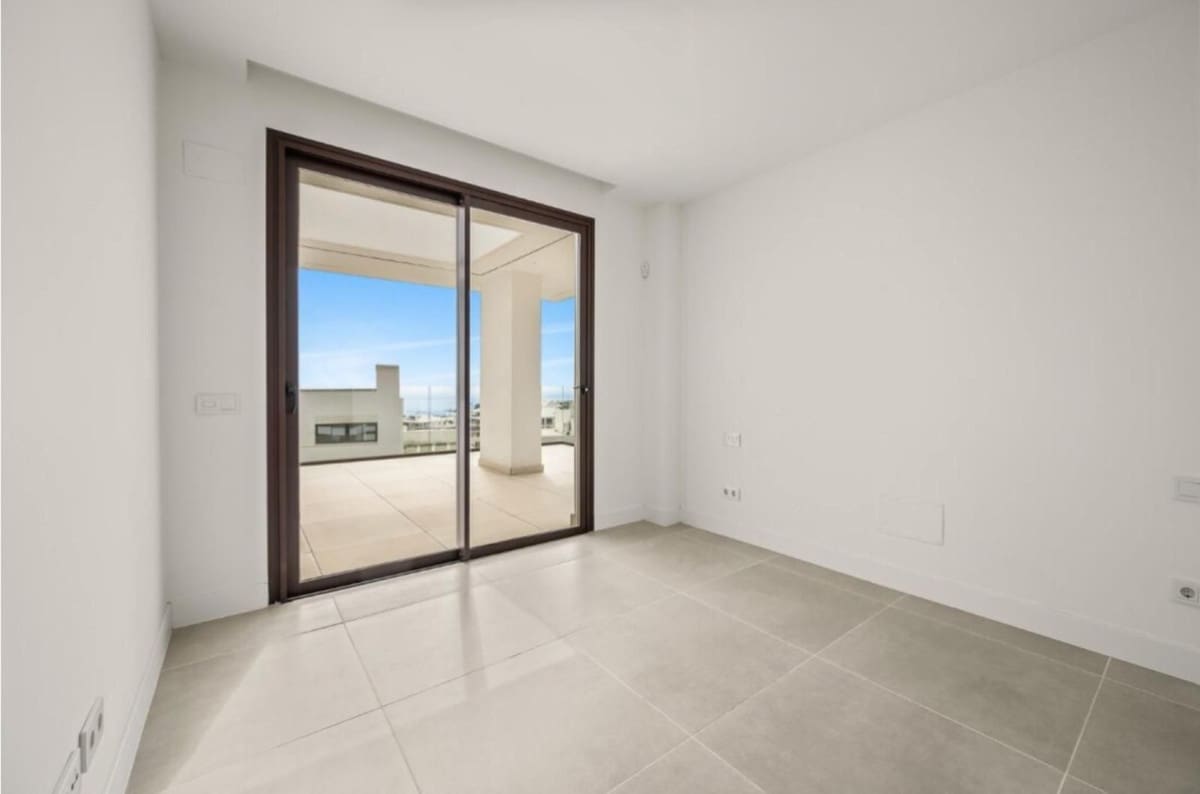2 bedroom Apartment for sale in Fuengirola with pool garage - € 995,000 (Ref: 10073030)