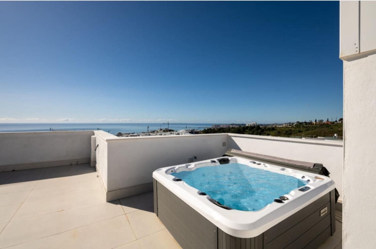 2 bedroom Apartment for sale in Fuengirola with pool garage - € 995,000 (Ref: 10073030)