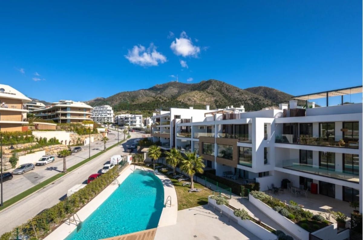 2 bedroom Apartment for sale in Fuengirola with pool garage - € 995,000 (Ref: 10073030)