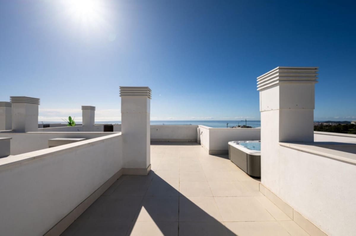 2 bedroom Apartment for sale in Fuengirola with pool garage - € 995,000 (Ref: 10073030)