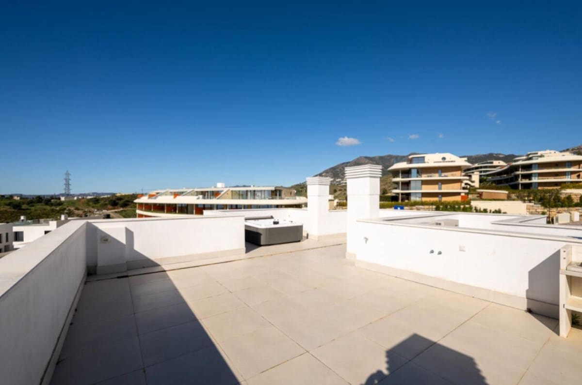 2 bedroom Apartment for sale in Fuengirola with pool garage - € 995,000 (Ref: 10073030)