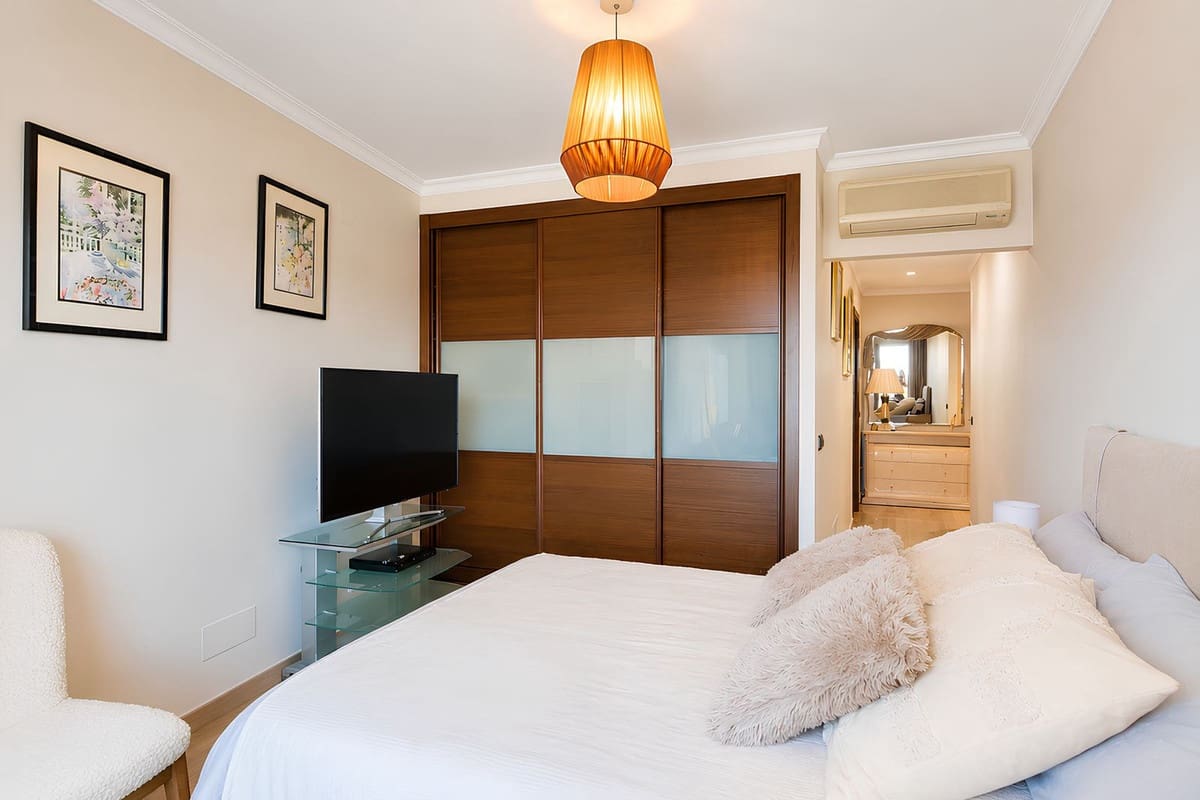 4 sypialnia Apartament na sprzedaż w Fuengirola z basenem garażem - 990 000 € (Ref: 10073034)