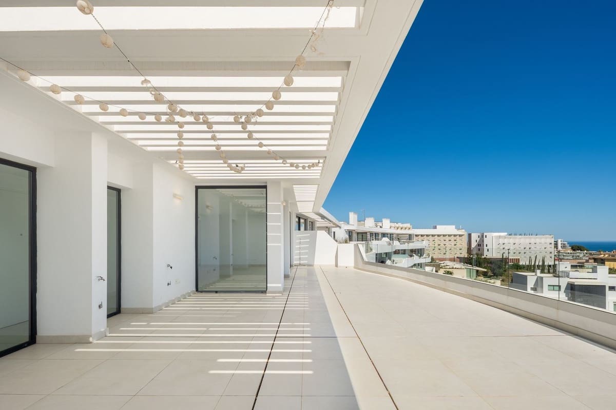 Apartamento de 3 habitaciones en Fuengirola en venta con piscina garaje - 1.325.000 € (Ref: 10073036)