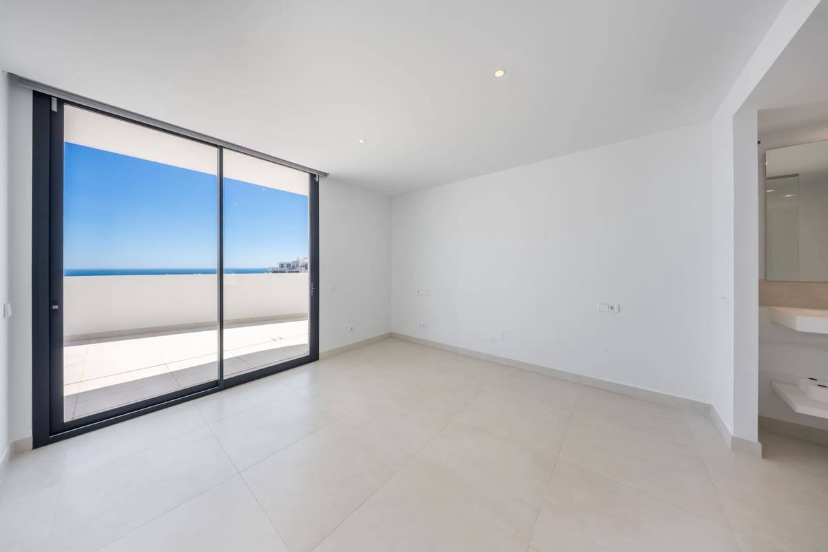 Apartamento de 3 habitaciones en Fuengirola en venta con piscina garaje - 1.325.000 € (Ref: 10073036)
