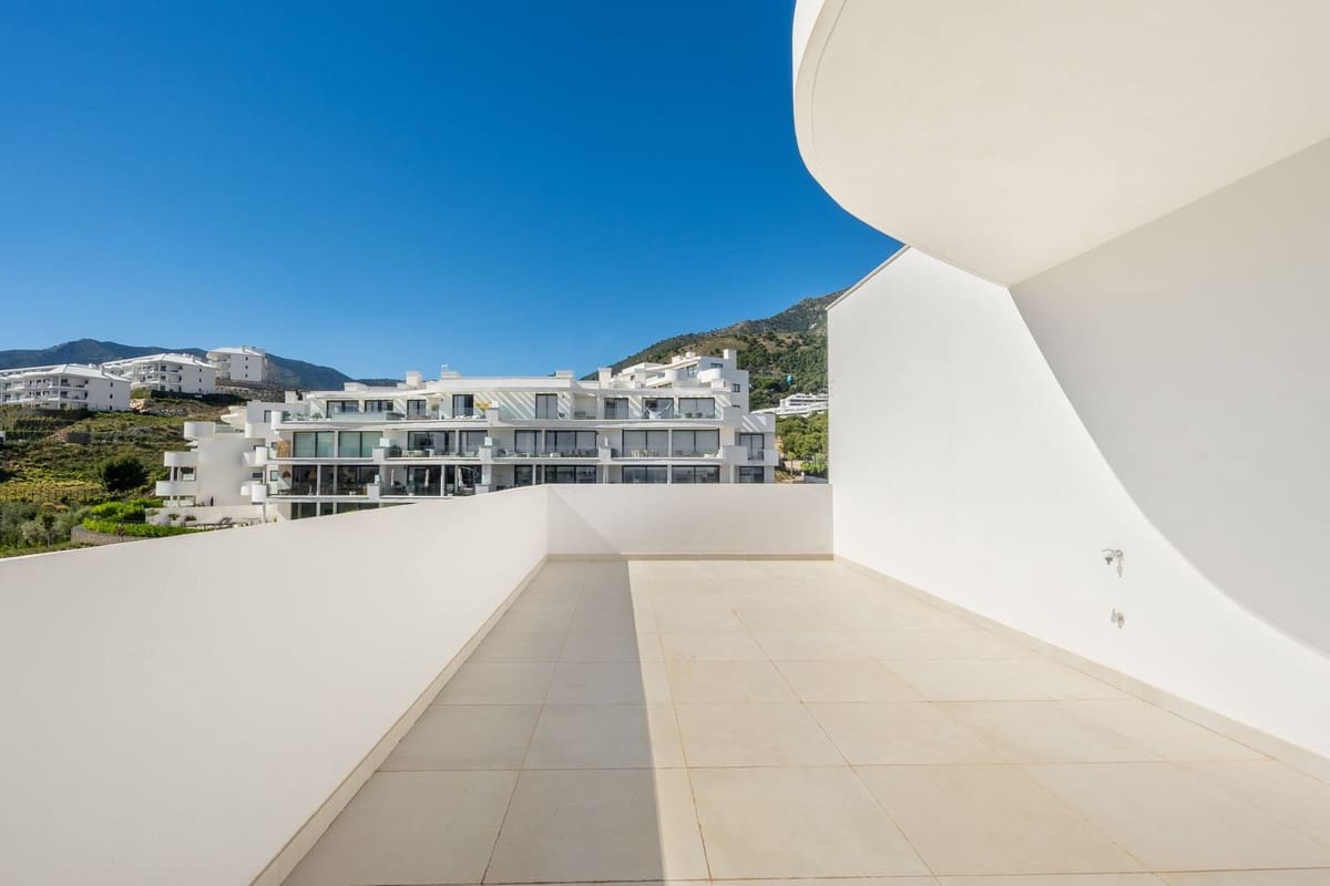 Apartamento de 3 habitaciones en Fuengirola en venta con piscina garaje - 1.325.000 € (Ref: 10073036)