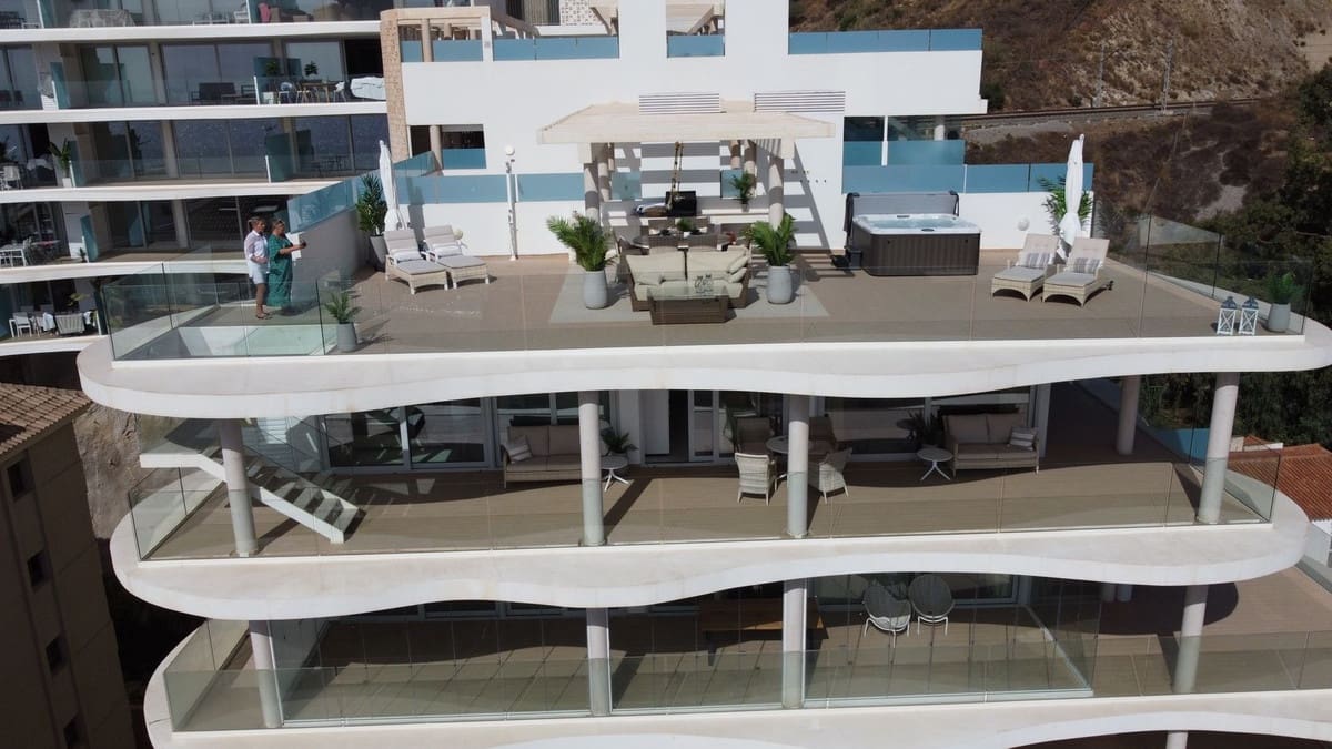 2 soverom Leilighet til salgs i Fuengirola med svømmebasseng garasje - € 1 199 000 (Ref: 10073037)