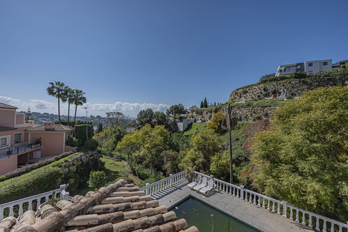 4 Zimmer Villa zu verkaufen in El Paraiso mit Pool Garage - 1.700.000 € (Ref: 10073039)