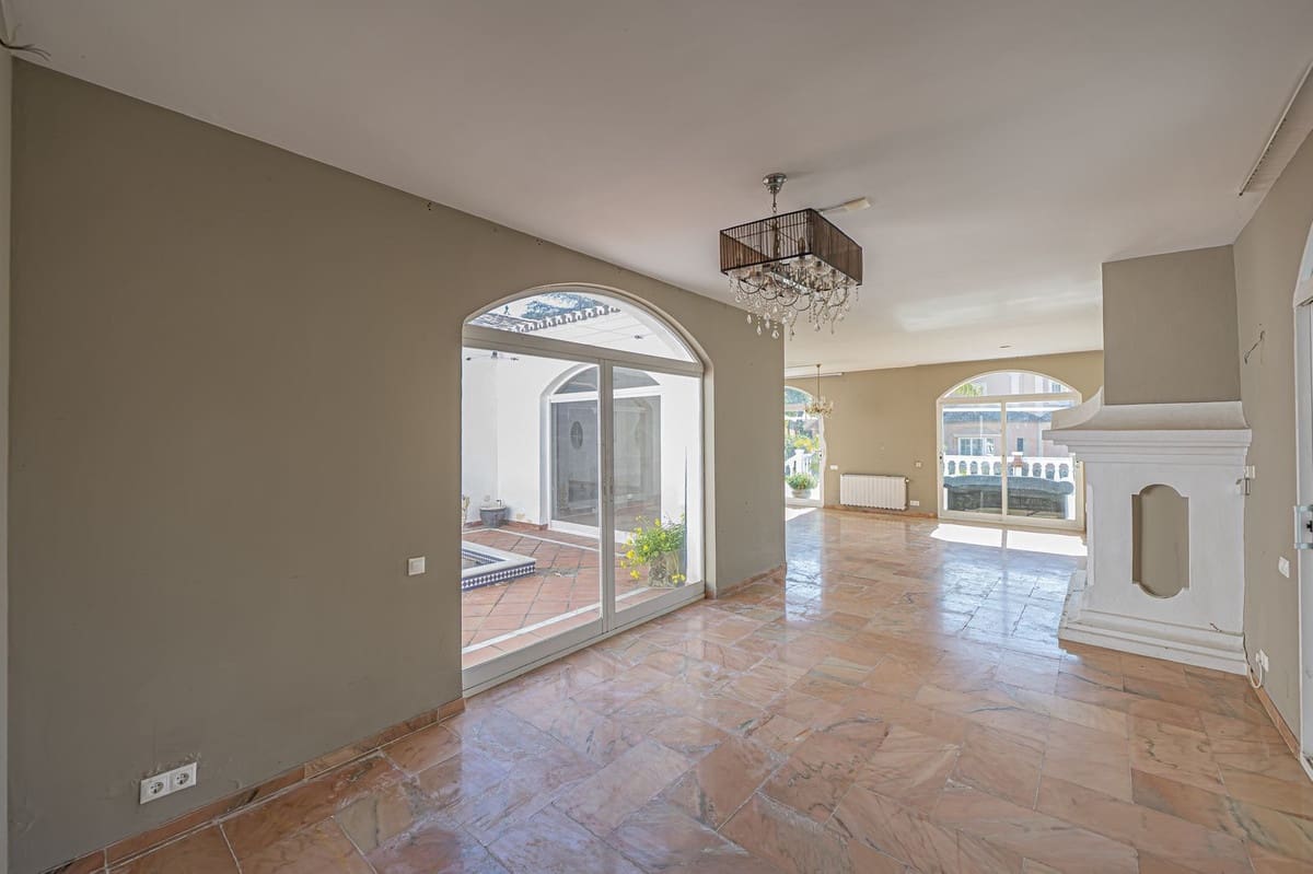 4 Zimmer Villa zu verkaufen in El Paraiso mit Pool Garage - 1.700.000 € (Ref: 10073039)