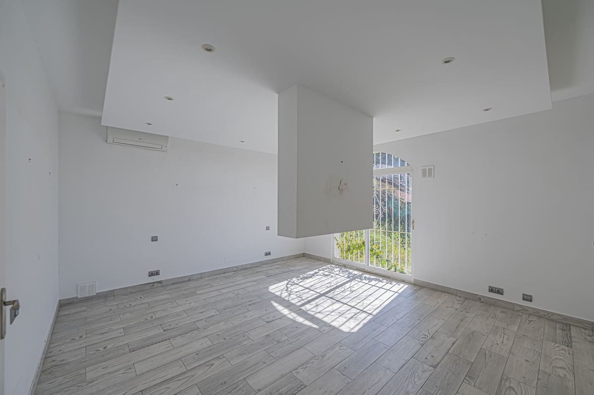 4 Zimmer Villa zu verkaufen in El Paraiso mit Pool Garage - 1.700.000 € (Ref: 10073039)