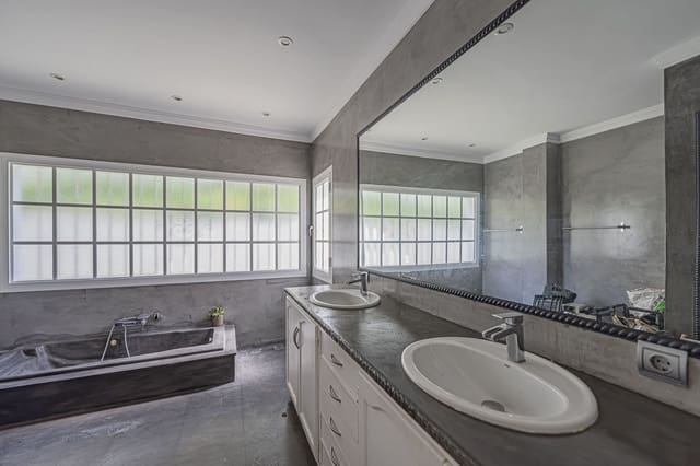 4 Zimmer Villa zu verkaufen in El Paraiso, Estepona mit Pool Garage - 1.700.000 € (Ref: 10073039)