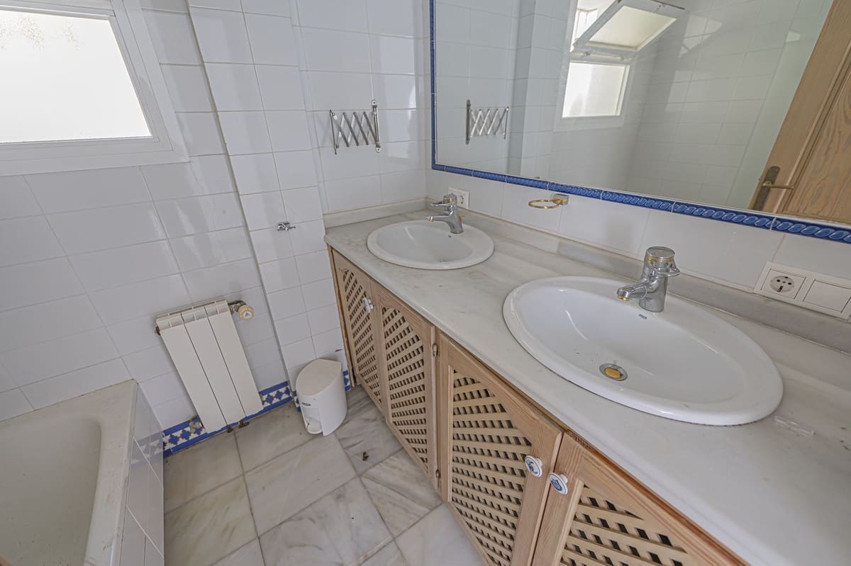4 Zimmer Villa zu verkaufen in El Paraiso mit Pool Garage - 1.700.000 € (Ref: 10073039)