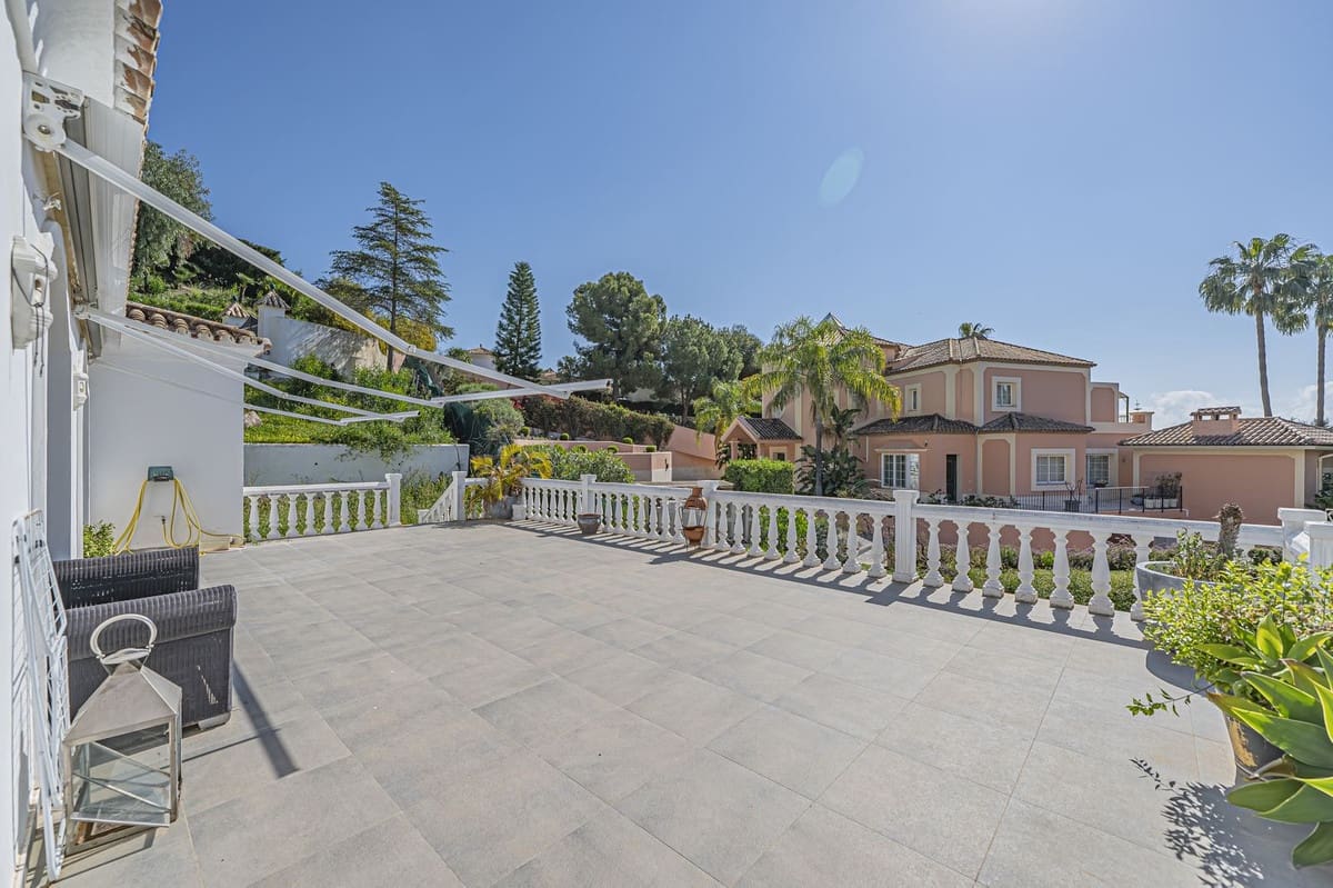 4 Zimmer Villa zu verkaufen in El Paraiso mit Pool Garage - 1.700.000 € (Ref: 10073039)