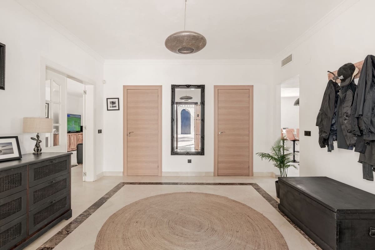 4 Zimmer Villa zu verkaufen in El Paraiso mit Pool Garage - 1.695.000 € (Ref: 10073040)