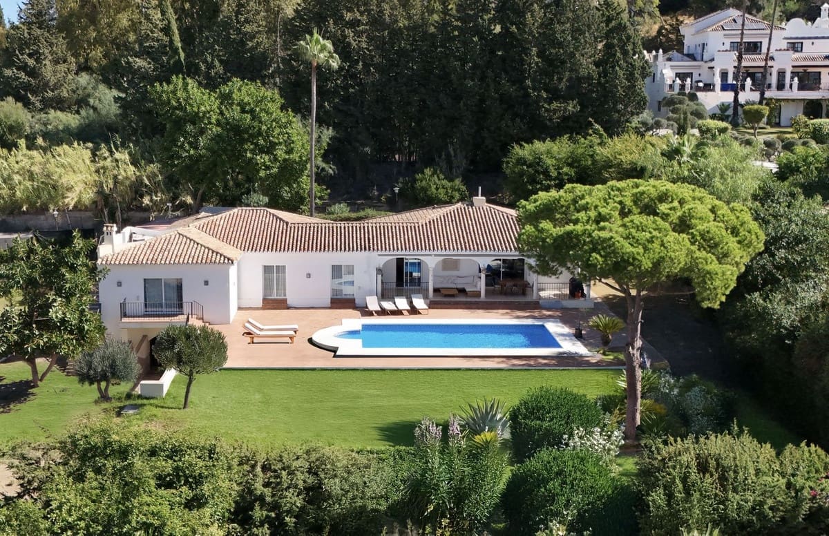 4 Zimmer Villa zu verkaufen in El Paraiso mit Pool Garage - 1.695.000 € (Ref: 10073040)