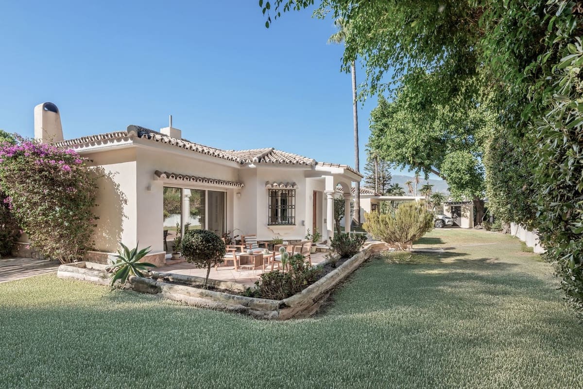 4 Zimmer Villa zu verkaufen in El Paraiso mit Pool Garage - 1.695.000 € (Ref: 10073040)