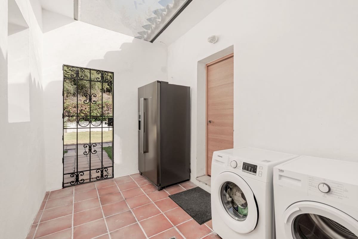 4 Zimmer Villa zu verkaufen in El Paraiso mit Pool Garage - 1.695.000 € (Ref: 10073040)