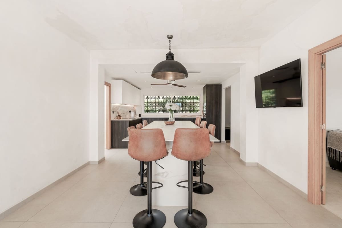 4 Zimmer Villa zu verkaufen in El Paraiso mit Pool Garage - 1.695.000 € (Ref: 10073040)
