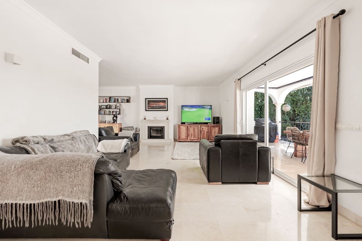 4 Zimmer Villa zu verkaufen in El Paraiso mit Pool Garage - 1.695.000 € (Ref: 10073040)