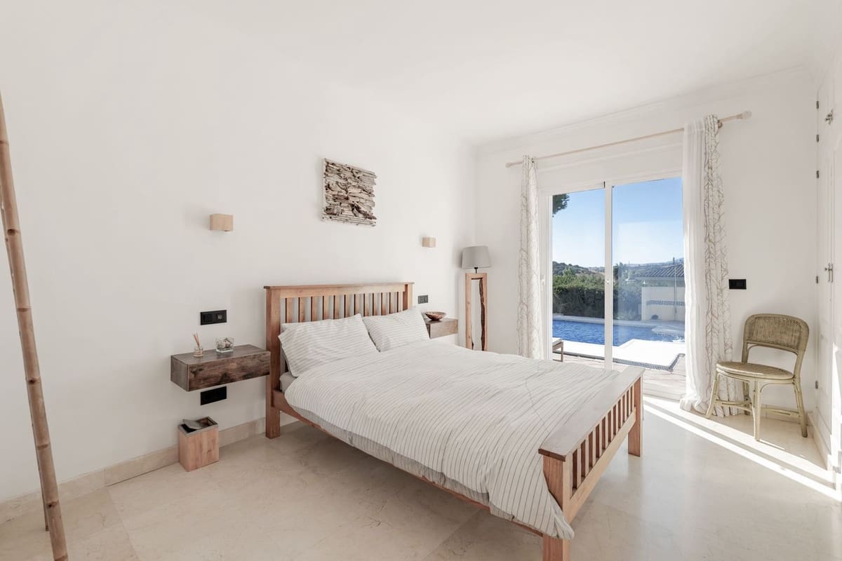 4 Zimmer Villa zu verkaufen in El Paraiso mit Pool Garage - 1.695.000 € (Ref: 10073040)