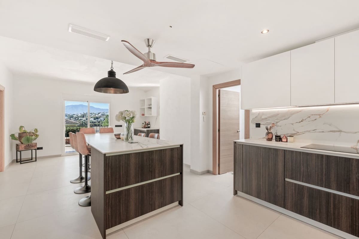 4 Zimmer Villa zu verkaufen in El Paraiso mit Pool Garage - 1.695.000 € (Ref: 10073040)