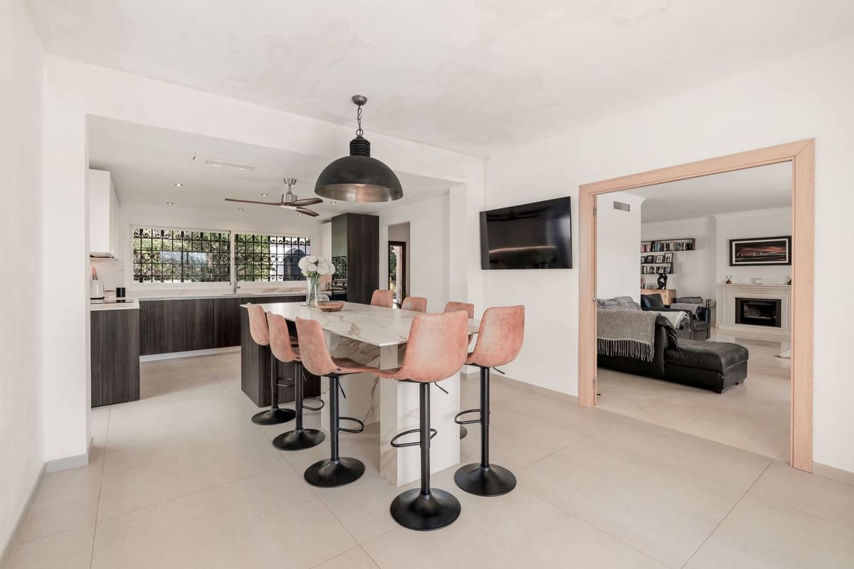 4 Zimmer Villa zu verkaufen in El Paraiso mit Pool Garage - 1.695.000 € (Ref: 10073040)