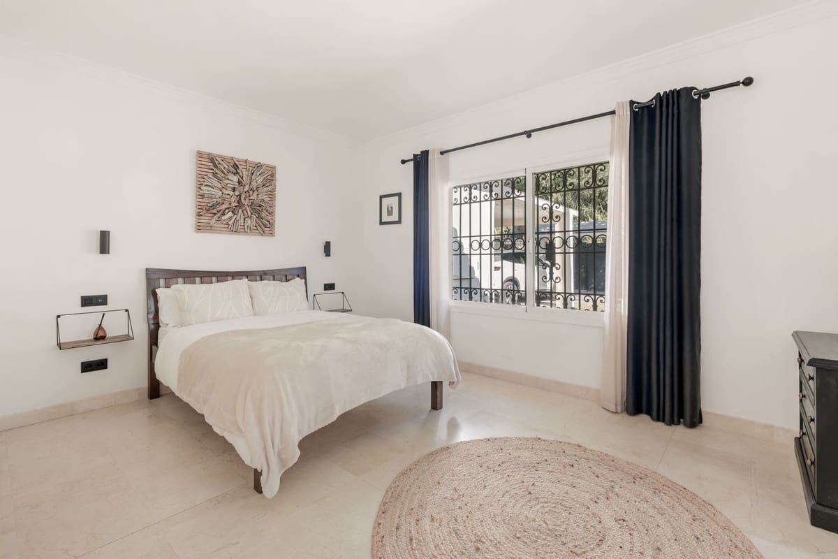 4 Zimmer Villa zu verkaufen in El Paraiso mit Pool Garage - 1.695.000 € (Ref: 10073040)