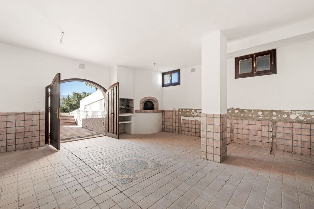 4 Zimmer Villa zu verkaufen in El Paraiso mit Pool Garage - 1.695.000 € (Ref: 10073040)