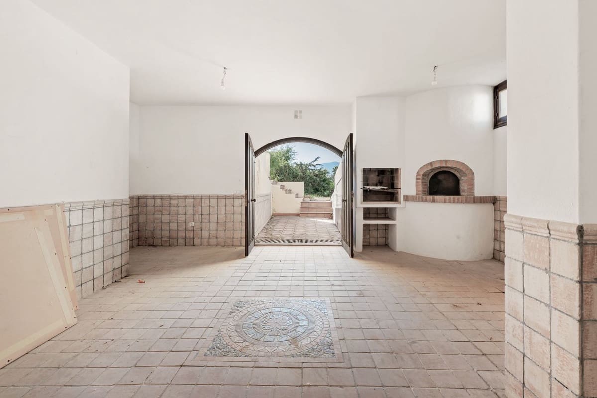 4 Zimmer Villa zu verkaufen in El Paraiso mit Pool Garage - 1.695.000 € (Ref: 10073040)