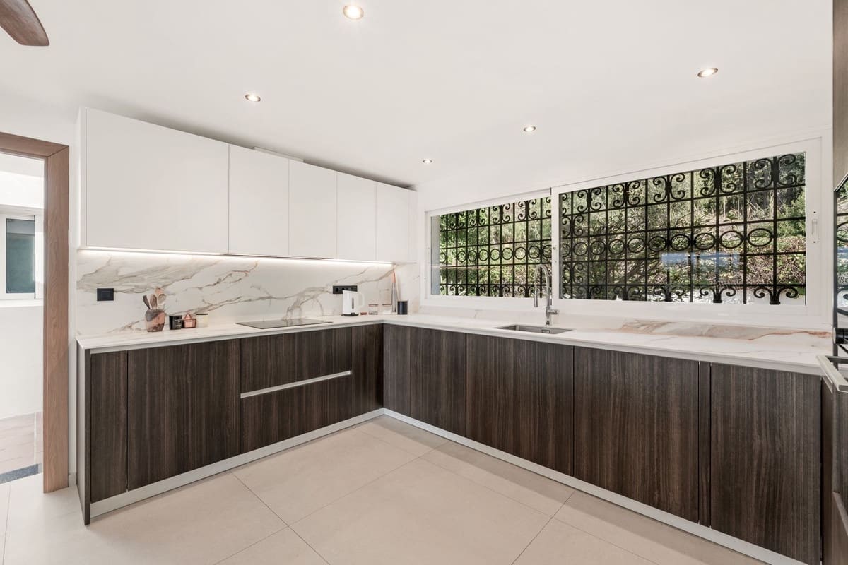4 Zimmer Villa zu verkaufen in El Paraiso mit Pool Garage - 1.695.000 € (Ref: 10073040)