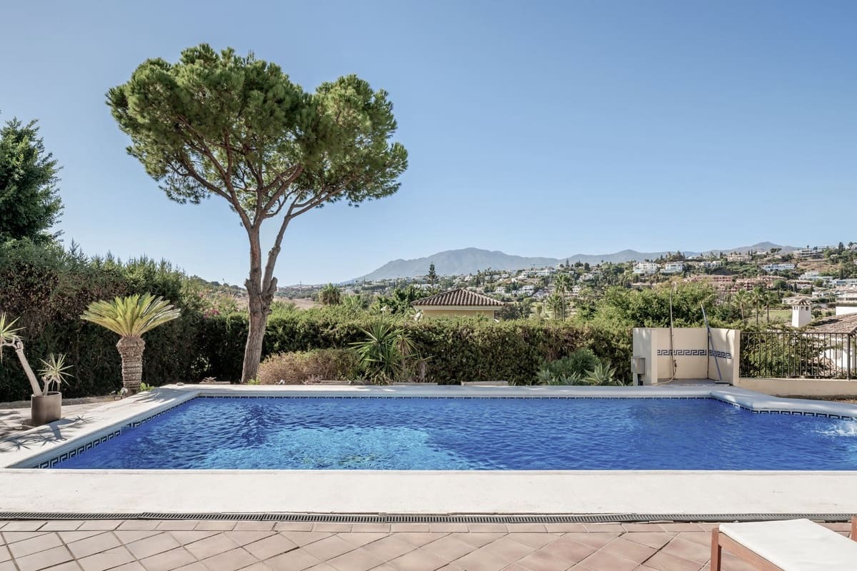 4 Zimmer Villa zu verkaufen in El Paraiso mit Pool Garage - 1.695.000 € (Ref: 10073040)