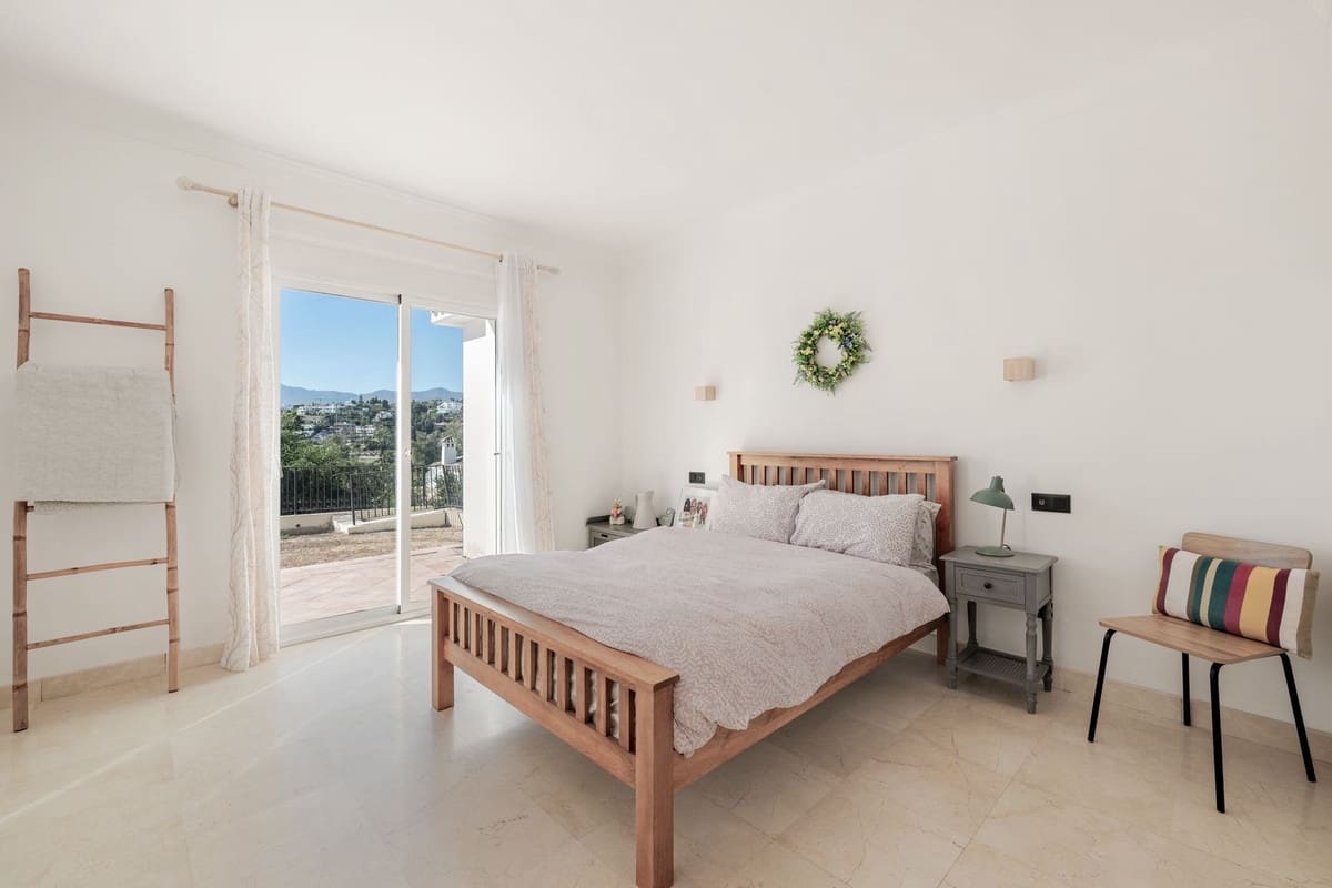 4 Zimmer Villa zu verkaufen in El Paraiso mit Pool Garage - 1.695.000 € (Ref: 10073040)