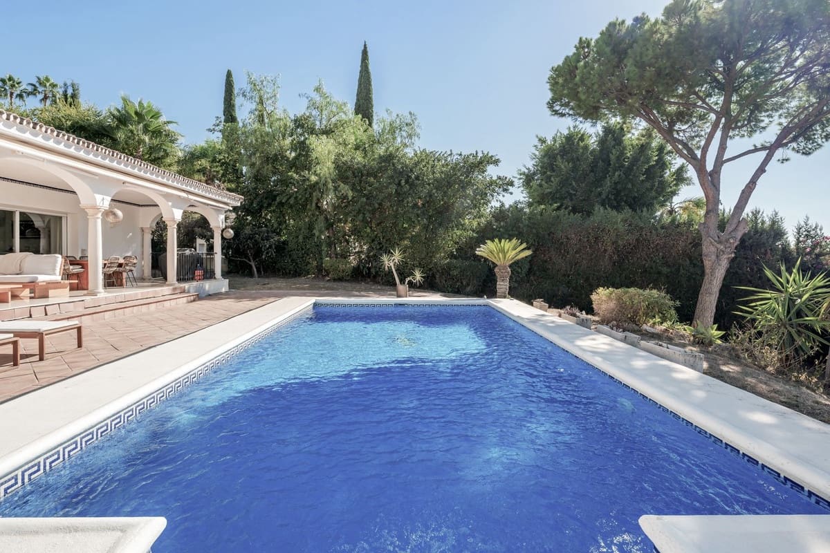 4 Zimmer Villa zu verkaufen in El Paraiso mit Pool Garage - 1.695.000 € (Ref: 10073040)