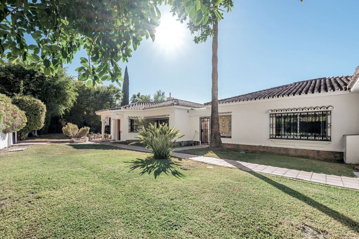 4 Zimmer Villa zu verkaufen in El Paraiso mit Pool Garage - 1.695.000 € (Ref: 10073040)