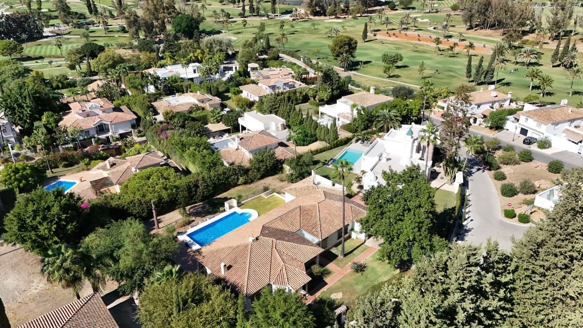 4 Zimmer Villa zu verkaufen in El Paraiso mit Pool Garage - 1.695.000 € (Ref: 10073040)
