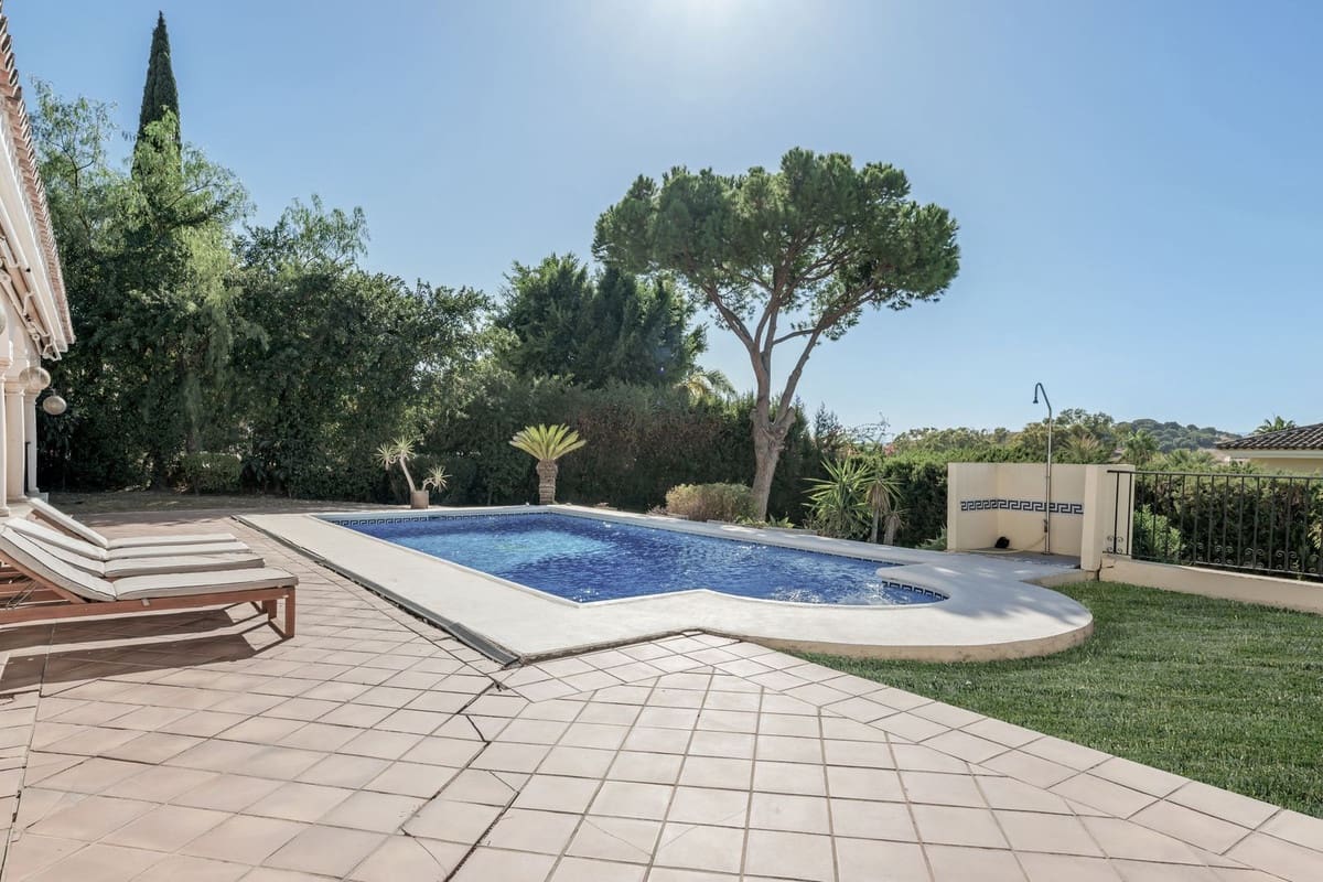 4 Zimmer Villa zu verkaufen in El Paraiso mit Pool Garage - 1.695.000 € (Ref: 10073040)