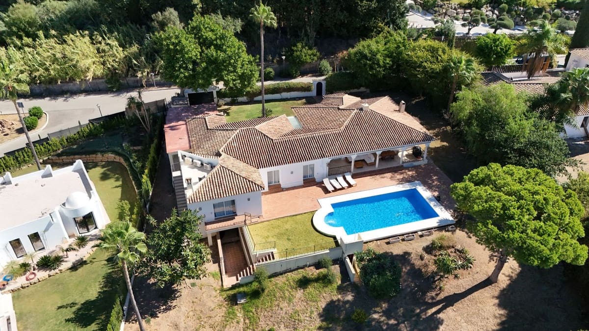 4 Zimmer Villa zu verkaufen in El Paraiso mit Pool Garage - 1.695.000 € (Ref: 10073040)