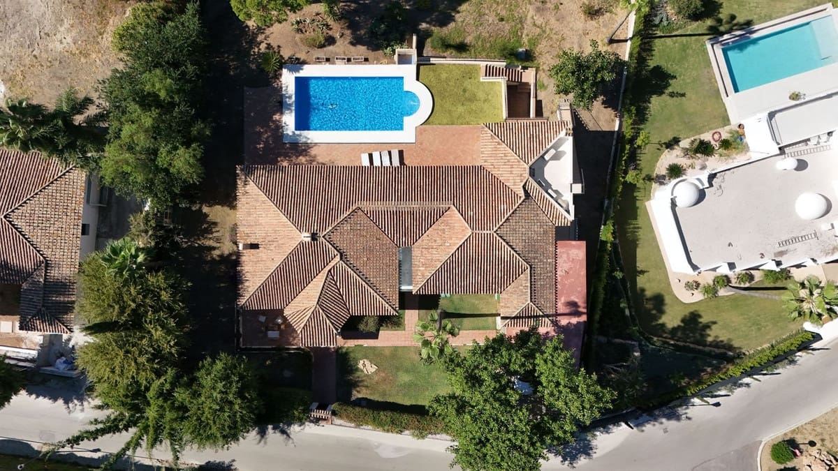 4 Zimmer Villa zu verkaufen in El Paraiso mit Pool Garage - 1.695.000 € (Ref: 10073040)