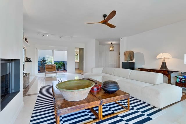 3 makuuhuone Huvila myytävänä paikassa El Paraiso, Estepona mukana 
autotalli - 1 650 000 € (Ref: 10073041)