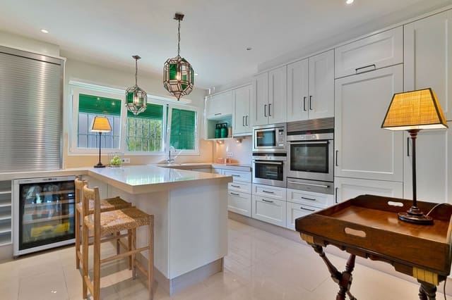 3 makuuhuone Huvila myytävänä paikassa El Paraiso, Estepona mukana 
autotalli - 1 650 000 € (Ref: 10073041)