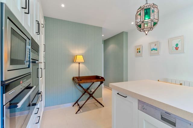 3 makuuhuone Huvila myytävänä paikassa El Paraiso, Estepona mukana 
autotalli - 1 650 000 € (Ref: 10073041)