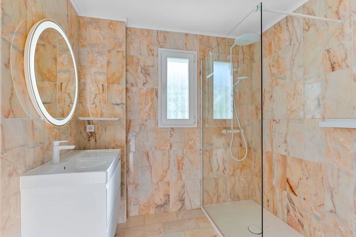 3 makuuhuone Huvila myytävänä paikassa El Paraiso mukana 
autotalli - 1 650 000 € (Ref: 10073041)