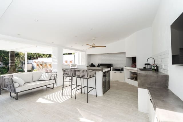 5 Zimmer Villa zu verkaufen in El Paraiso, Estepona mit Pool Garage - 1.600.000 € (Ref: 10073043)