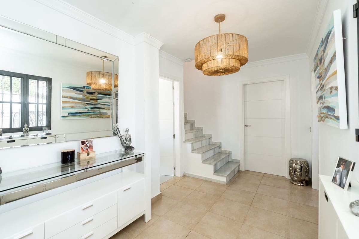 5 Zimmer Villa zu verkaufen in El Paraiso mit Pool Garage - 1.600.000 € (Ref: 10073043)