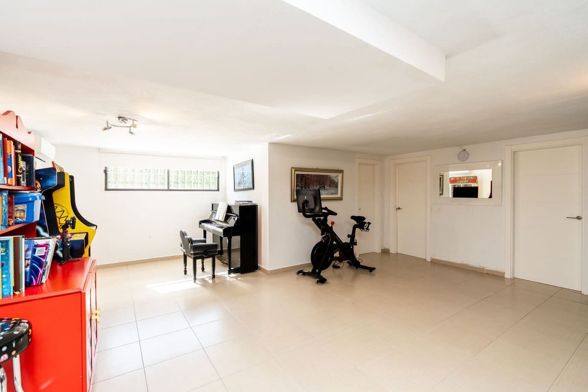 5 Zimmer Villa zu verkaufen in El Paraiso mit Pool Garage - 1.600.000 € (Ref: 10073043)