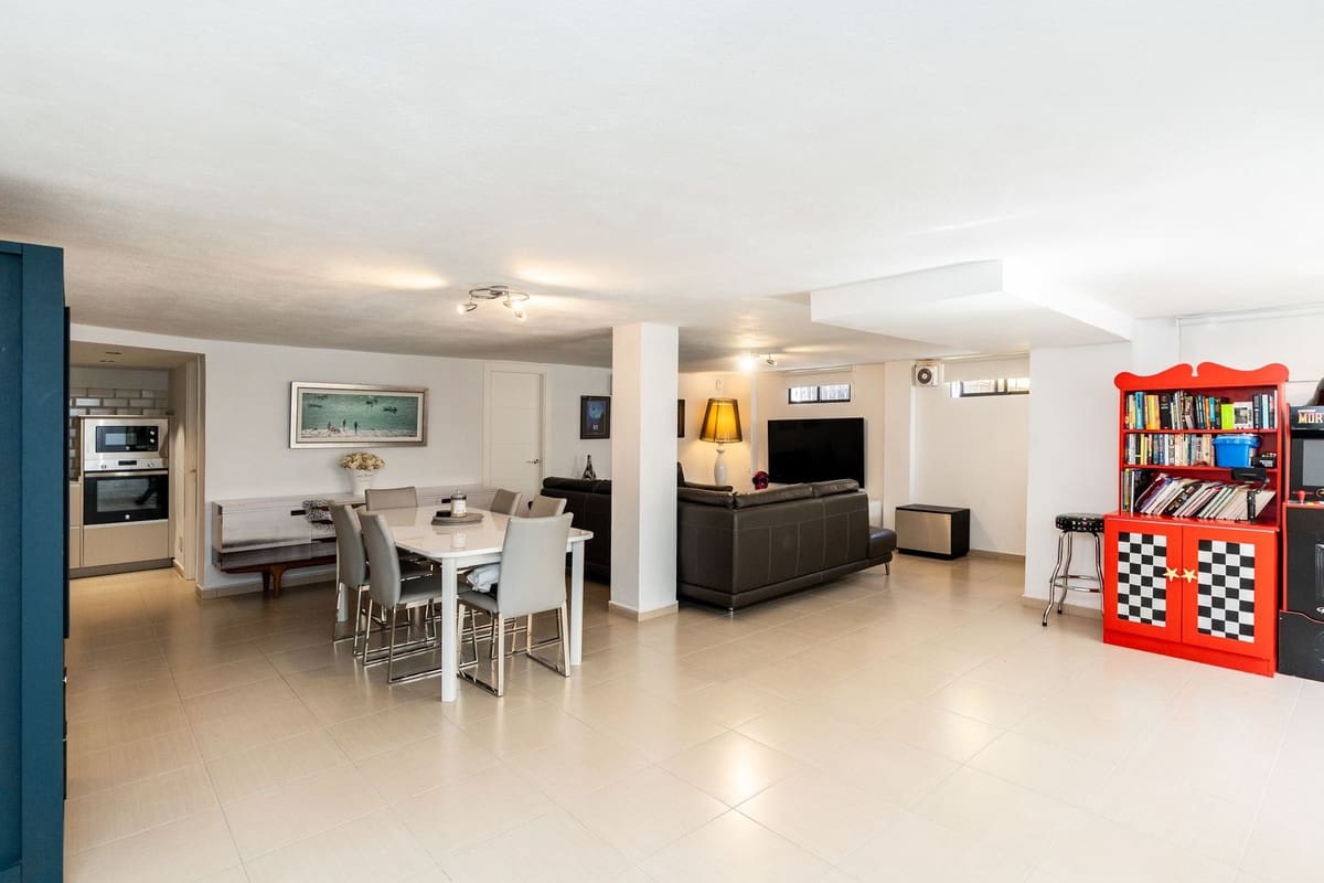 5 Zimmer Villa zu verkaufen in El Paraiso mit Pool Garage - 1.600.000 € (Ref: 10073043)